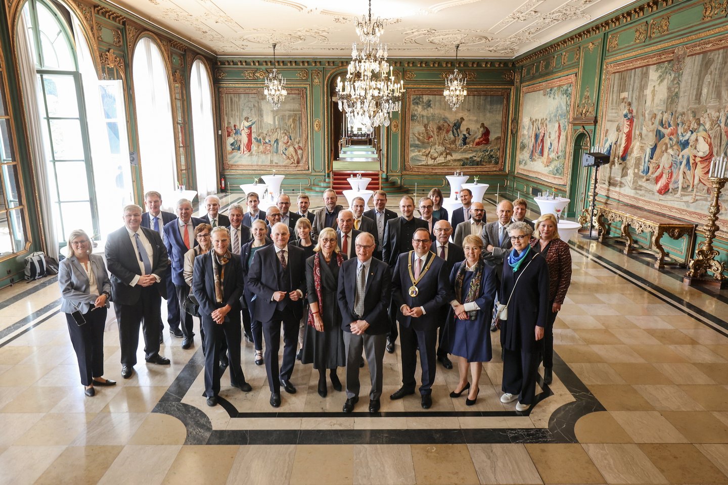 Gruppenbild im Gartensaal der Villa Hügel – die Teilnehmenden des Festakts zur Stahlbuch-Eintragung